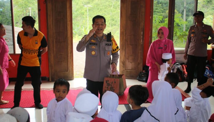 Polres Mahulu Kunjungi Pondok Pesantren Hidayatullah Mahulu Dalam Kegiatan Jumat Berkah