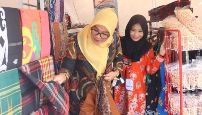 Sekda Kaltim Sri Wahyuni Promosikan Oleh-oleh Khas Borneo Di MTQ Nasional