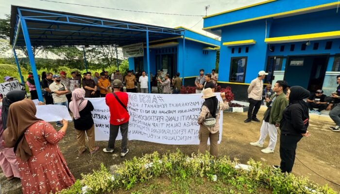 Soroti Distribusi Air Bersih Aliansi Masyarakat Pemerhati Keadilan Gelar Aksi Di Perusda Tirta Mahakam Cabang Tenggarong Seberang