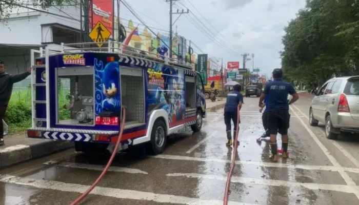 Membahayakan Masyarakat Tenggarong. Damkar Kukar Bersihkan Tumpahan Oli Depan Richeese Factory