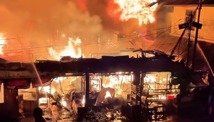 44 Bangunan di Pasar Segiri Terbakar, Pemadaman Terkendala Keributan Warga