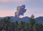 Gunung Dukono Meletus, Abu Vulkanik Menyeruak 1.200 Meter ke Arah Barat Laut