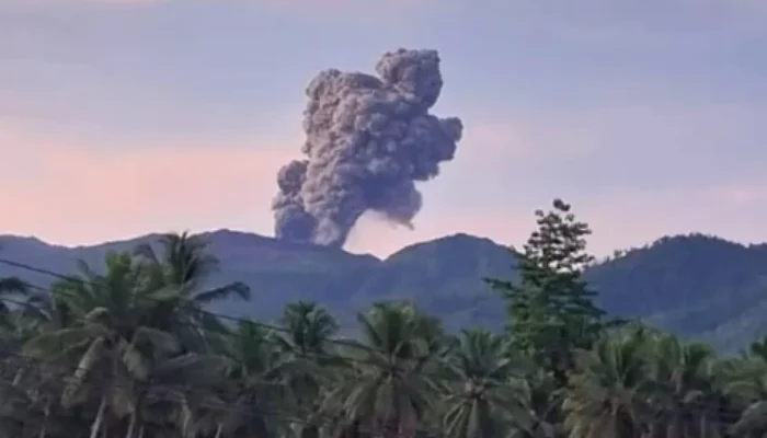 Gunung Dukono Meletus, Abu Vulkanik Menyeruak 1.200 Meter ke Arah Barat Laut
